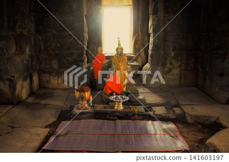 吳哥考古遺址群內的塔高寺內供奉著佛像。 141603197