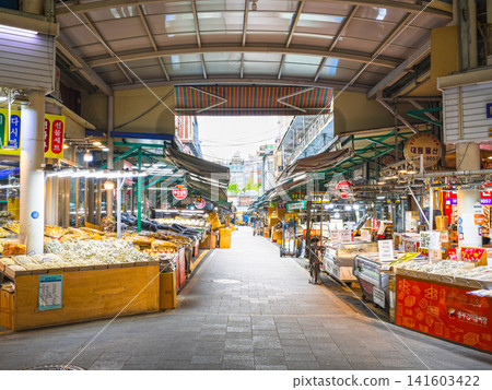 首爾:中部市場,專門銷售食品原料的傳統市場。 首爾:中部市場,專門銷售食品原料的傳統市場。 141603422