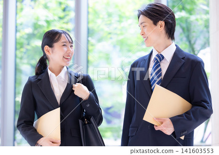 求職寫真:身著商務套裝的男女肖像。攝影合作:東京電子電波學園學院。 求職寫真:身著商務套裝的男女肖像。攝影合作:東京電子電波學園學院。 141603553