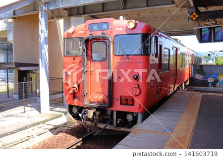 A KiHa 47 train arriving at Shin-Takaoka Station on the Johana Line (Takaoka City, Toyama Prefecture). A KiHa 47 train arriving at Shin-Takaoka Station on the Johana Line (Takaoka City, Toyama Prefecture). 141603719