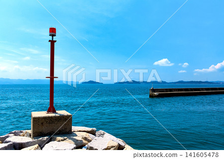 [Kagawa] Summer view from the breakwater at Kōseihama Beach on Teshima Island 141605478