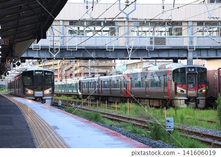 [JR West] 227 series ~Kizashi~ and 227 series ~Red Wing~ (Sanyo Main Line: Iwakuni Station) 141606019
