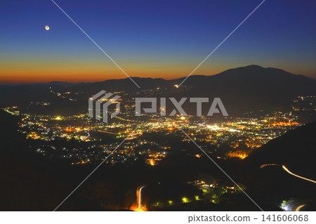 由布院盆地的夜景(由布市由布院町) 由布院盆地的夜景(由布市由布院町) 141606068