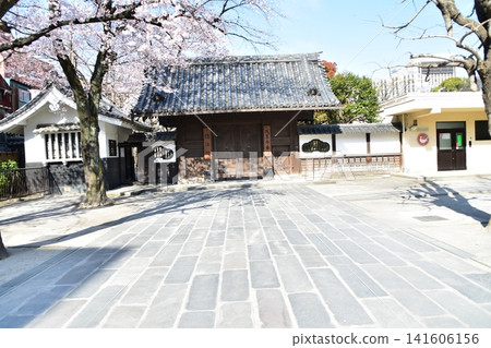 春日的日本東京淺草:淺草寺正殿的古老大門,盛開的櫻花,以及美麗的藍天。 春日的日本東京淺草:淺草寺正殿的古老大門,盛開的櫻花,以及美麗的藍天。 141606156
