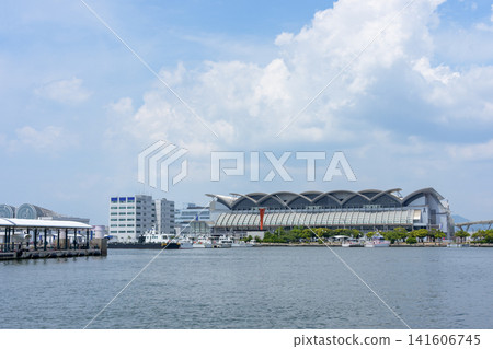 從福岡縣博多碼頭的博多海灣廣場看到的福岡海洋展覽中心。 從福岡縣博多碼頭的博多海灣廣場看到的福岡海洋展覽中心。 141606745