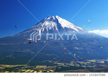 一架滑翔機飛越富士山。 一架滑翔機飛越富士山。 141607090