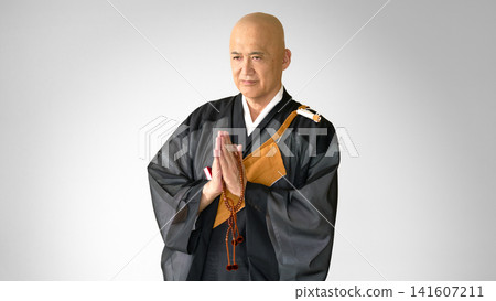 身著宗教長袍的首席祭司雙手合十祈禱。 141607211