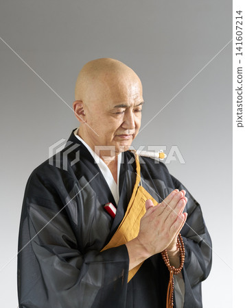 一位僧侶閉上雙眼，雙手合十祈禱。 141607214