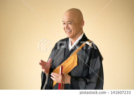 一位僧人面帶微笑地說。 141607233
