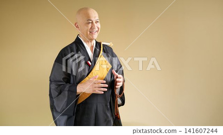 僧侶一邊解釋一邊比劃。 141607244