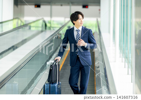 商人騎自動扶梯 141607316