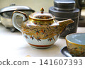 Kutani ware tea utensils... [Tea bowls and teapots] 141607393