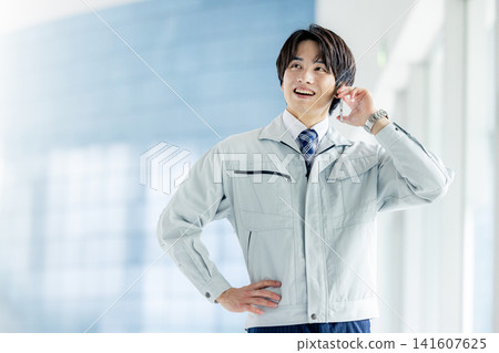身穿工作服的年輕男子 141607625
