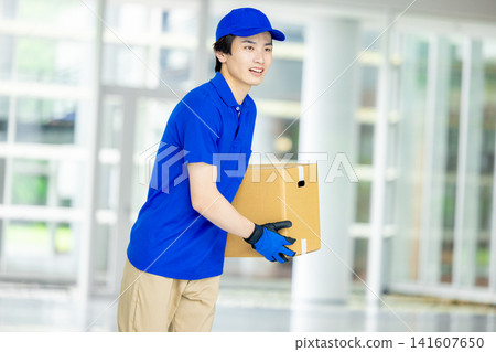 快遞包裹的男性司機 141607650
