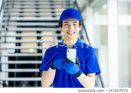 智能手機的工人 141607670