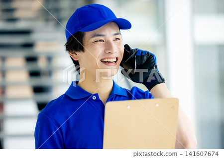 智能手機的工人 141607674
