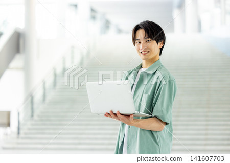 年輕的商人在辦公室 141607703