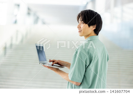 年輕的商人在辦公室 141607704