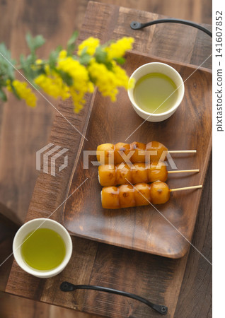 一套御手洗團子(淋上甜醬油的米粉團子)和日本茶,盛放在木托盤上。 一套御手洗團子(淋上甜醬油的米粉團子)和日本茶,盛放在木托盤上。 141607852