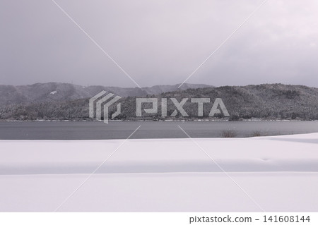 白雪皚皚的山峰和湖泊 141608144