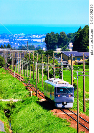 Toyama Chihō Railway Series 20020 "New Red Arrow" train overlooking Toyama Bay and the cityscape (Tateyama Line, vertical composition) Toyama Chihō Railway Series 20020 "New Red Arrow" train overlooking Toyama Bay and the cityscape (Tateyama Line, vertical composition) 141609256