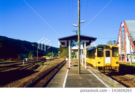 秋日晴空下的安愛站,一列黃色的當地列車(秋田內陸鐵道) 秋日晴空下的安愛站,一列黃色的當地列車(秋田內陸鐵道) 141609263