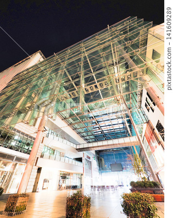 富山市的全天候廣場 Grand Plaza,在夜晚的靜謐中顯得格外寧靜(超廣角、低角度拍攝)。 富山市的全天候廣場 Grand Plaza,在夜晚的靜謐中顯得格外寧靜(超廣角、低角度拍攝)。 141609289