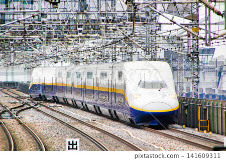 Joetsu Shinkansen E4 series "Max" (yellow line, 8-car train) entering the Shinkansen platform at Omiya Station. Joetsu Shinkansen E4 series "Max" (yellow line, 8-car train) entering the Shinkansen platform at Omiya Station. 141609311