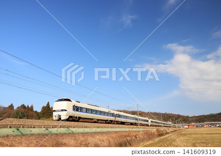 A 683 series Thunderbird limited express train (12-car formation during peak season) travels near Kaga Onsen under a clear winter sky. A 683 series Thunderbird limited express train (12-car formation during peak season) travels near Kaga Onsen under a clear winter sky. 141609319