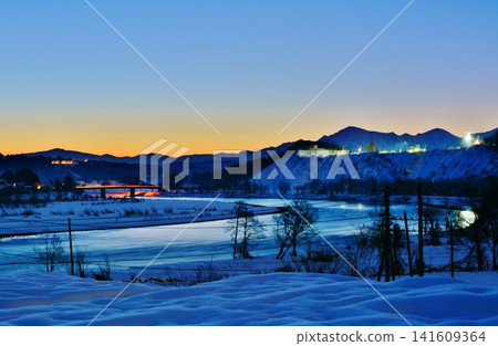Dawn winter scenery of the Shinano River sunrise Dawn winter scenery of the Shinano River sunrise 141609364