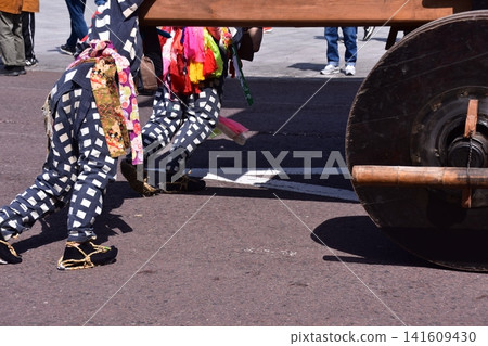 日本愛知縣犬山祭：身著傳統服飾的男人們拉著花車，並迅速轉動花車改變方向。 141609430