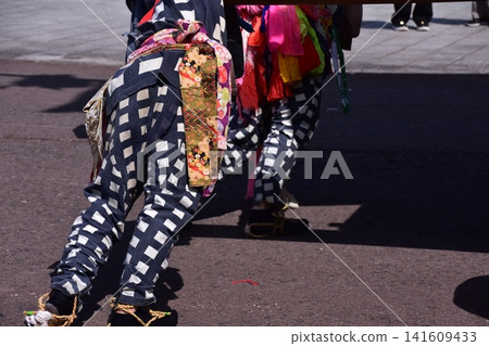 日本愛知縣犬山祭:身著傳統服飾的男人們拉著花車,並迅速轉動花車改變方向。 日本愛知縣犬山祭:身著傳統服飾的男人們拉著花車,並迅速轉動花車改變方向。 141609433
