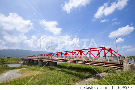 The red Eso-shuku Bridge over the Chikugo River in Fukuoka Prefecture 141609570
