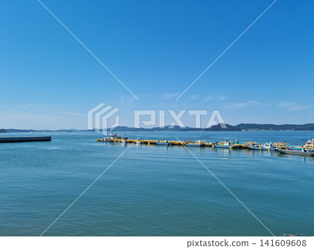 This is the sea where fishing boats are anchored. This is the sea where fishing boats are anchored. 141609608