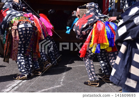 日本愛知縣犬山祭:身著傳統服飾的男人們拉著花車,並迅速轉動花車改變方向。 日本愛知縣犬山祭:身著傳統服飾的男人們拉著花車,並迅速轉動花車改變方向。 141609693
