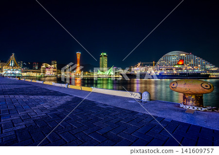 從繫泊樁上方看到的神戶港夜景和日本丸號貨輪(兵庫縣神戶市) 從繫泊樁上方看到的神戶港夜景和日本丸號貨輪(兵庫縣神戶市) 141609757