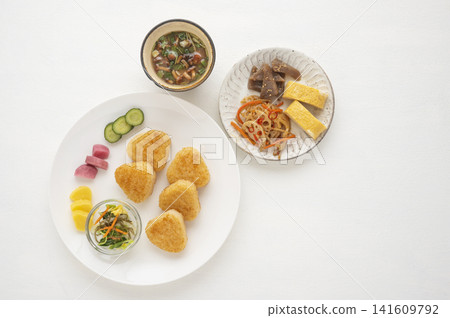 烤飯糰和日式小菜早餐套餐,白色背景,俯視圖。 烤飯糰和日式小菜早餐套餐,白色背景,俯視圖。 141609792