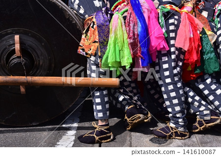 日本愛知縣犬山祭:身著傳統服飾的男人們拉著花車,並迅速轉動花車改變方向。 日本愛知縣犬山祭:身著傳統服飾的男人們拉著花車,並迅速轉動花車改變方向。 141610087