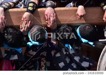 日本愛知縣犬山祭：身著傳統服飾的男人們拉著花車，並迅速轉動花車改變方向。 141610090