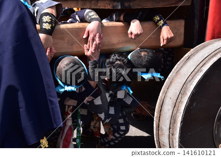 日本愛知縣犬山祭:身著傳統服飾的男人們拉著花車,並迅速轉動花車改變方向。 日本愛知縣犬山祭:身著傳統服飾的男人們拉著花車,並迅速轉動花車改變方向。 141610121