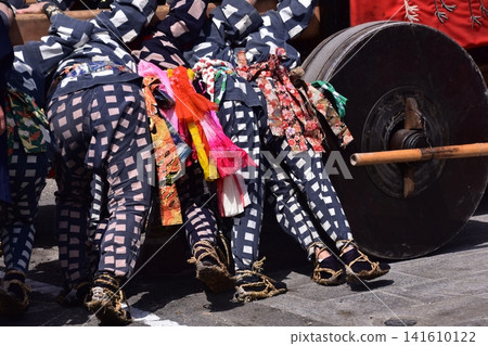 日本愛知縣犬山祭:身著傳統服飾的男人們拉著花車,並迅速轉動花車改變方向。 日本愛知縣犬山祭:身著傳統服飾的男人們拉著花車,並迅速轉動花車改變方向。 141610122