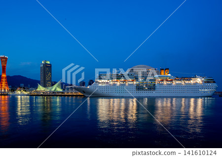 夜幕下的歌詩達新浪漫號郵輪停靠在神戶港,以及神戶港塔(兵庫縣神戶市) 夜幕下的歌詩達新浪漫號郵輪停靠在神戶港,以及神戶港塔(兵庫縣神戶市) 141610124