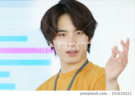 一位身著便服的年輕日本男子正在進行演講,鏡頭特寫他的臉部。 一位身著便服的年輕日本男子正在進行演講,鏡頭特寫他的臉部。 141610222