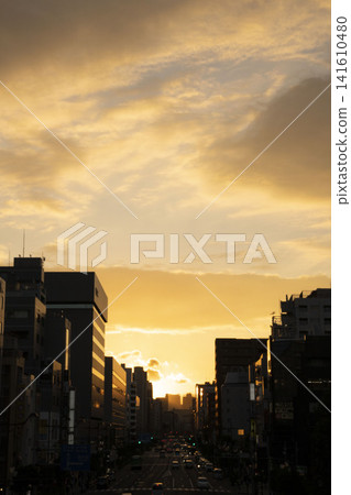 美麗的金色夕陽映照著江東區豐町的永泰街，以及周圍建築物的輪廓。 141610480