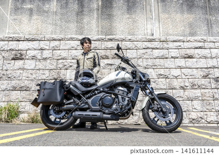 一名 40 多歲的男性騎士與一輛川崎 Vulcan S 摩托車合影。 一名 40 多歲的男性騎士與一輛川崎 Vulcan S 摩托車合影。 141611144
