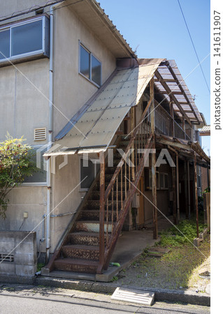 A Showa-era apartment building with an external staircase before it was demolished. 141611907
