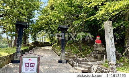 The entrance to the main approach (Tsukimizaka) of Sekiyama Chusonji Temple, adorned with fresh greenery (Hiraizumi Town, Iwate Prefecture) The entrance to the main approach (Tsukimizaka) of Sekiyama Chusonji Temple, adorned with fresh greenery (Hiraizumi Town, Iwate Prefecture) 141612363