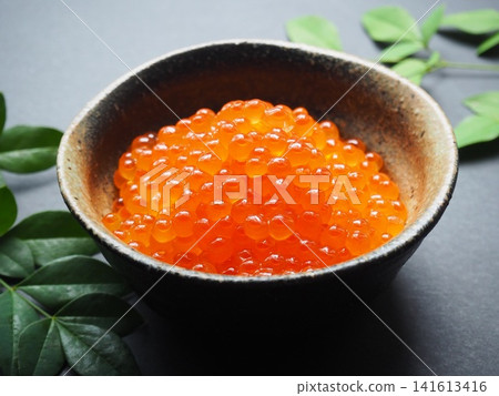 新鮮鮭魚籽用醬油醃製，盛於日式料理中。 141613416