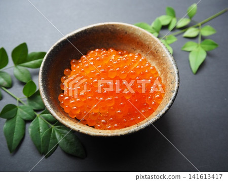 俯視圖，展示了日式料理中用醬油醃製的鮭魚籽。 141613417