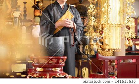 一位僧人在寺廟大殿裡講道，手中拿著念珠。 141613636